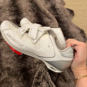 Specialized spin cleats